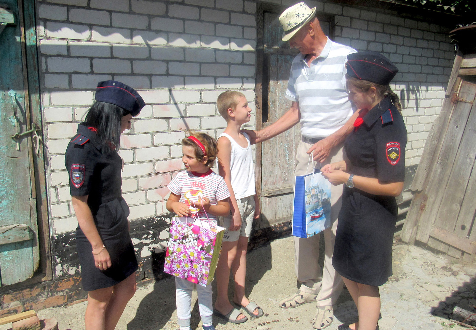 Сотрудники полиции Усть-Лабинского района присоединились к Всероссийской акции «Помоги пойти учиться»