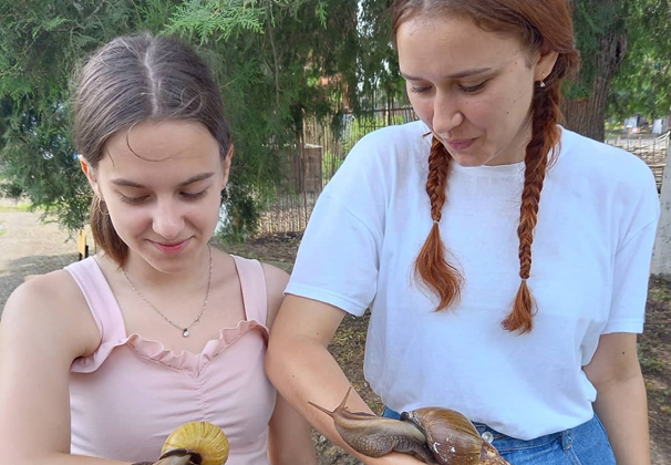 Больших сухопутных моллюсков по кличке Роза и Фрося ученикам показала учитель биологии школы  № 6 Елена Пенчук