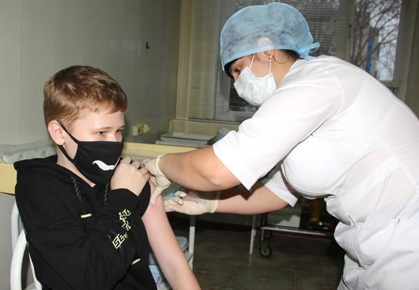 В Усть-Лабинском районе начали вакцинировать от коронавируса подростков