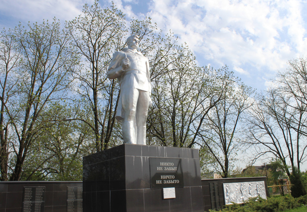 В «Прогресс Агро» благоустроили 24 памятников героям ВОВ