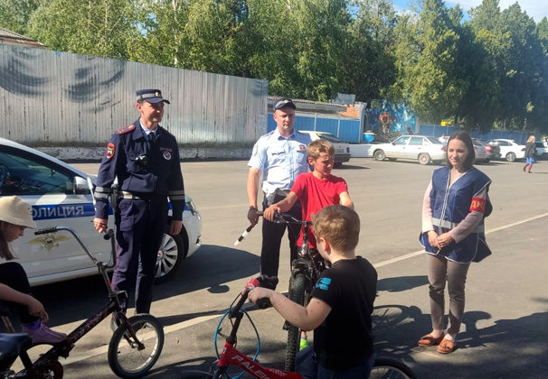Сотрудники ОГИБДД ОМВД разъяснили школьникам правила безопасного вождения велосипеда.