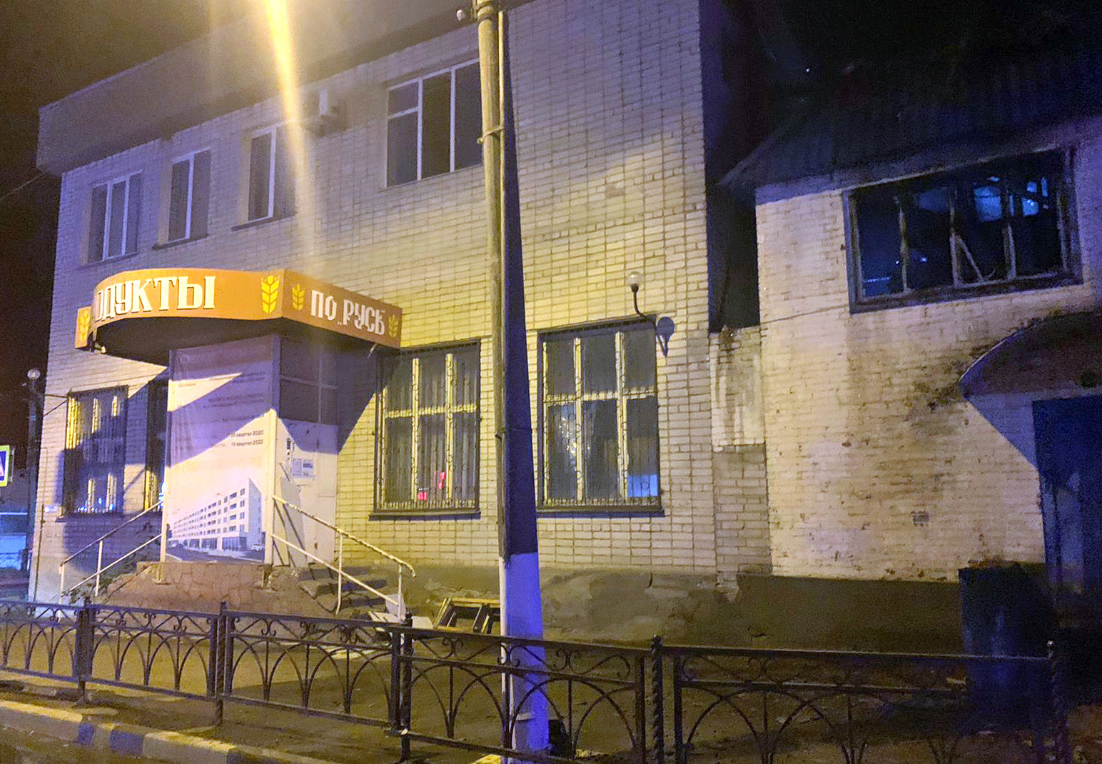 В Усть-Лабинске на улице Октябрьской загорелось здание бывшей пекарни