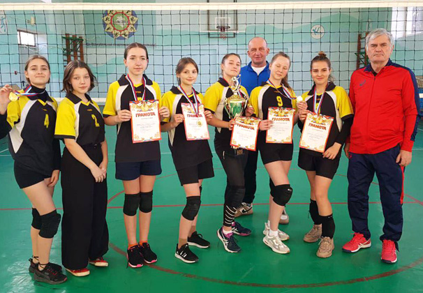 Четыре команды состязались за победу в волейбольном турнире памяти Ивана Танасова, который прошел в станице Кирпильской
