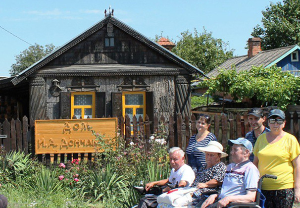 Инвалиды-колясочники из Усть-Лабинского дома-интерната побывали в доме-музее Ивана Дончакова