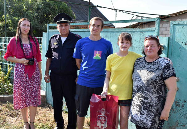 В Усть-Лабинске полицейские и общественники помогли подготовиться к школе детям, прибывшим из новых регионов страны