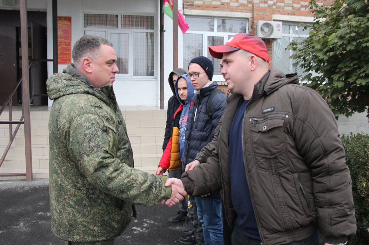В Усть-Лабинске состоялась отправка в Вооруженные силы РФ первых новобранцев осеннего призыва