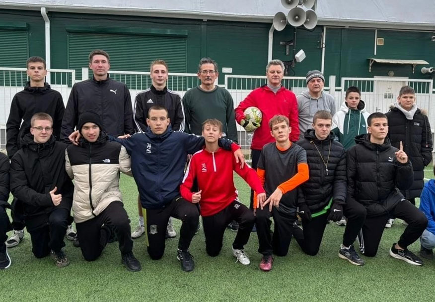 В городской школе № 6 состоялся первый футбольный матч между учениками и педагогами