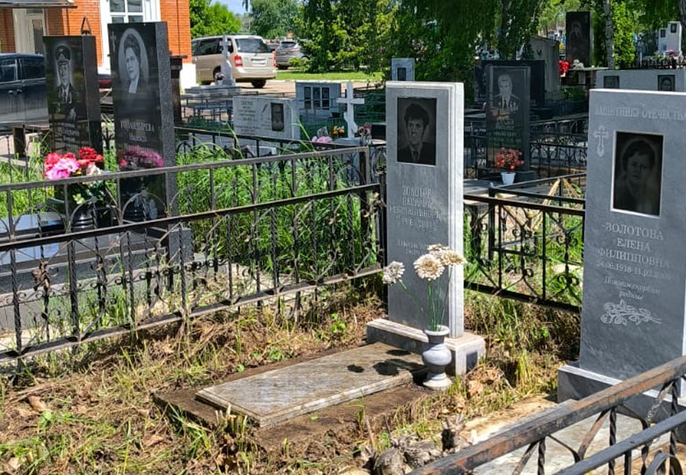 Неравнодушные устьлабинцы помогли навести порядок на могиле защитников Отечества – ветерана Великой Отечественной войны Василий Константиновича Золотова и его супруги Елены Филипповны