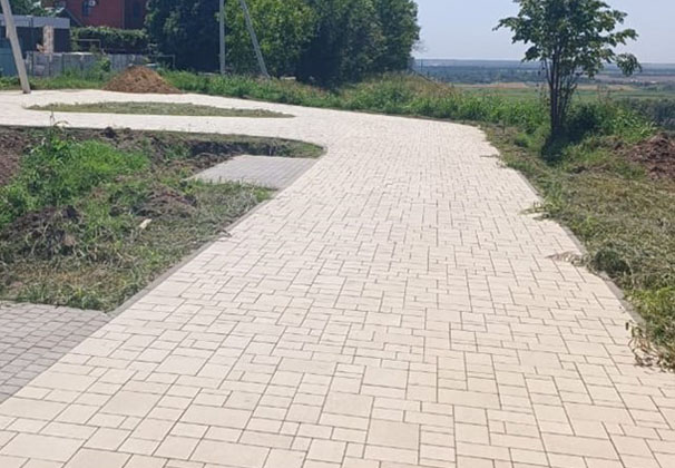 В Усть-Лабинске благоустраивают общественную территорию на улице Красноармейской