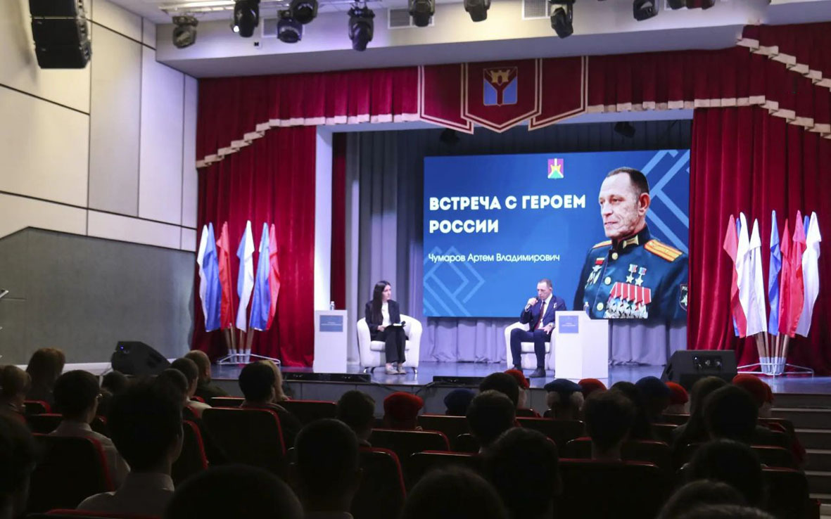 Усть-Лабинский район посетил Герой России Артем Чумаров
