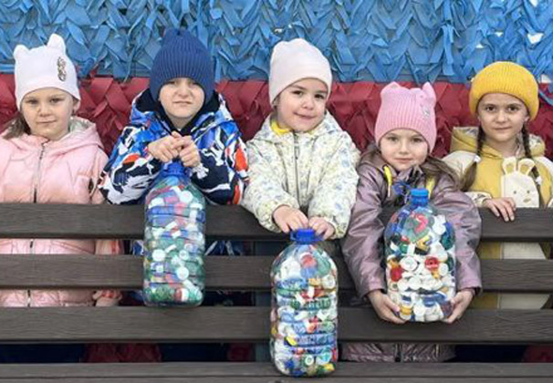 Участники эколого-благотворительного марафона «Добрые крышечки» из станицы Ладожской получили эксклюзивный подарок