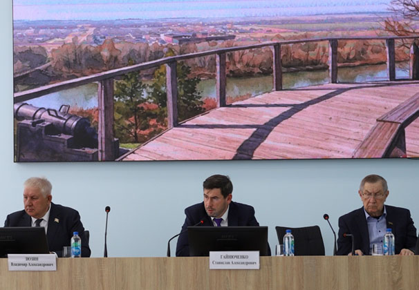 Глава района Станислав Гайнюченко совместно с депутатом ЗСК Владимиром Зюзиным и заместителем председателя районного Совета Борисом Поликиным провел расширенное планерное совещание