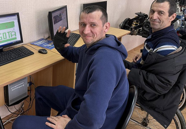 На Кубани инвалидов боевых действий учат водить автомобили с ручным управлением