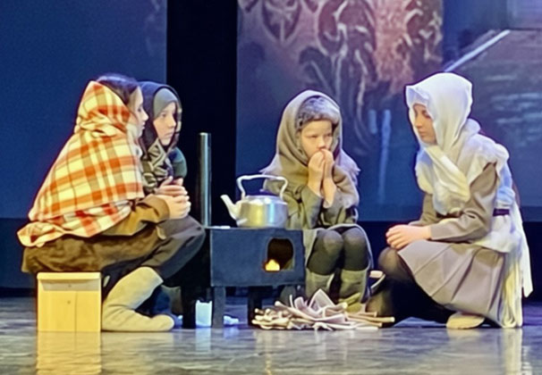 О жизни школьных театров района