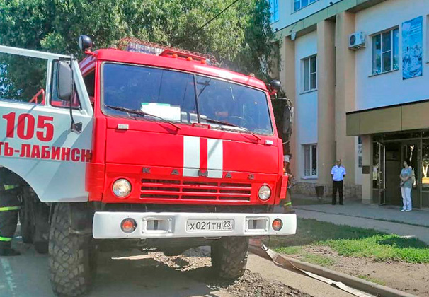 Сотрудники городской пожарно-спасательной части № 105 тушили условный пожар в Центре творчества «Созвездие».