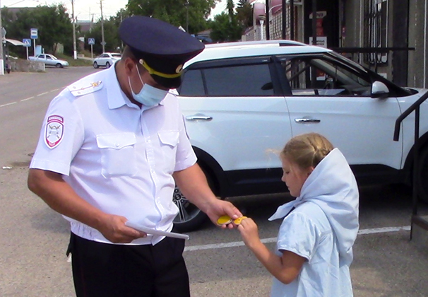 В Усть-Лабинске сотрудники ГИБДД провели акцию «Стань заметней!»