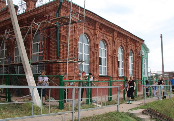 Добровольцы помогают поддерживать объект культурного наследия в поселке Ильском