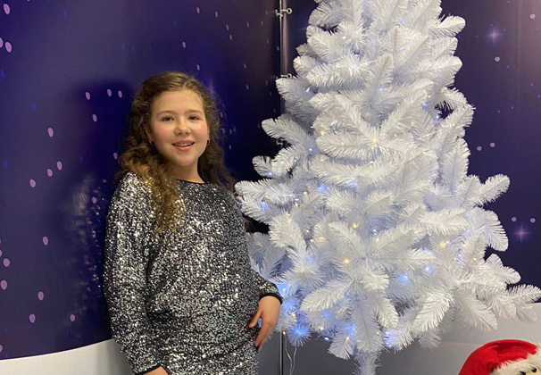 12-летняя школьница из Усть-Лабинска Полина Новикова стала участницей «Рождественской песенки года» на НТВ
