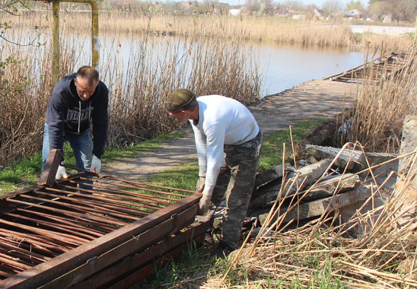 В хуторе Братском началась реконструкция пешеходного моста