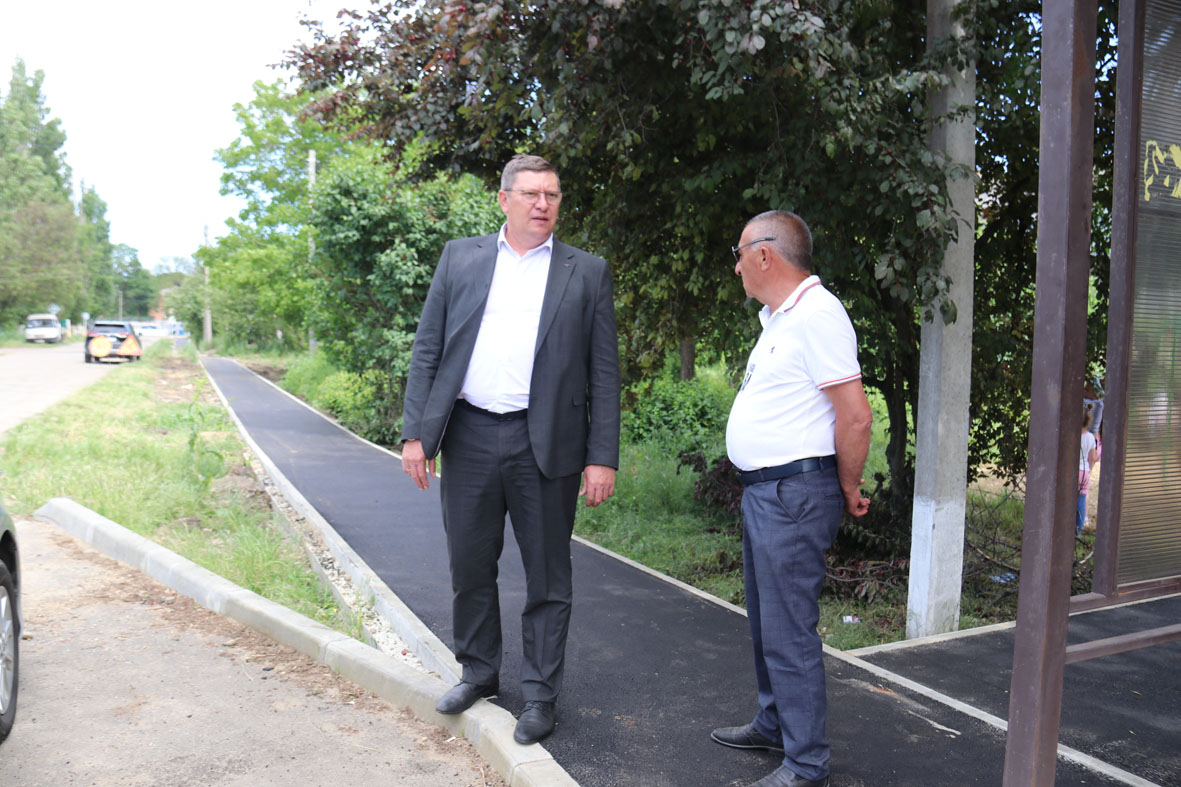 В Двубратском по краевым программам прокладывают газопровод и строят тротуар