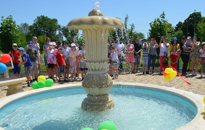 В Александровском в День защиты детей состоялось открытие фонтана