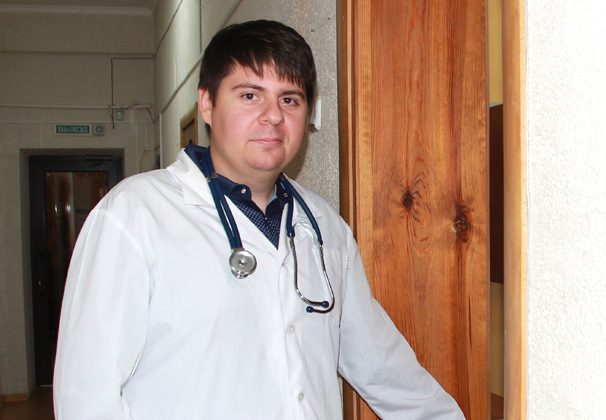 Четыре года работает в детской поликлинике Алексей Осипенко – самый молодой педиатр в районе