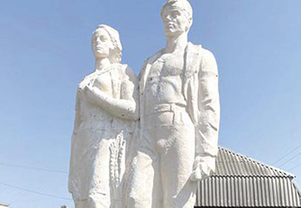В Кирпильской ремонтируют скульптуру рабочего и колхозницы
