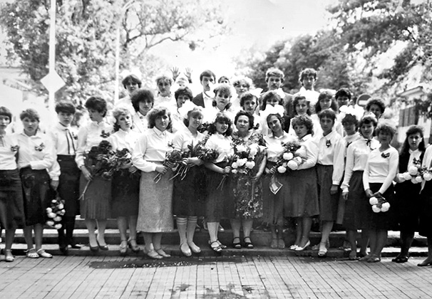 Выпускники 1987 года подготовили любимой классной маме, педагогу и другу теплые признания