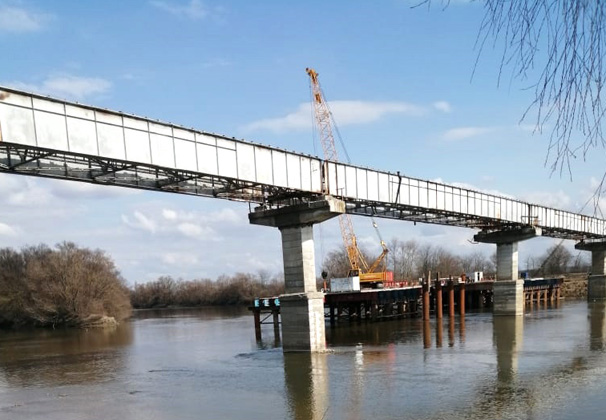 На ладожском мосту через реку Кубань ведутся ремонтные работы