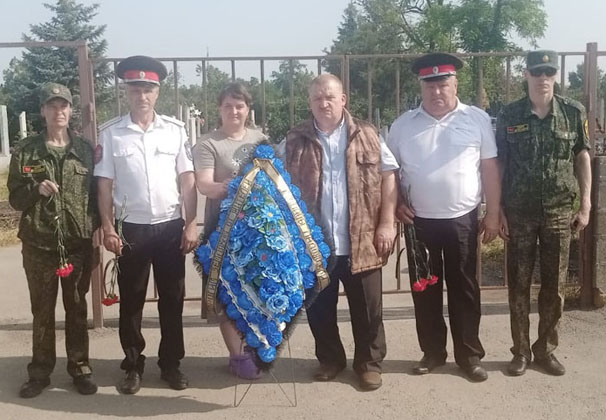 Жители Ладожской побывали на братской могиле земляков, погибших в годы Гражданской войны