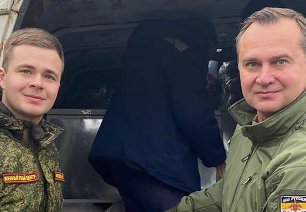 Волонтерскую работу руководителя Комитета семей воинов Отечества Алексея Федотова и его сына, студента и волонтера Ивана отметили российские военнослужащие