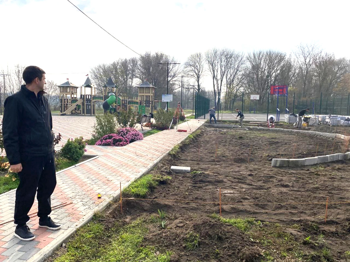 В скверах Александровского поселения прошли экологические акции и начались работы по обустройству новой зоны отдыха