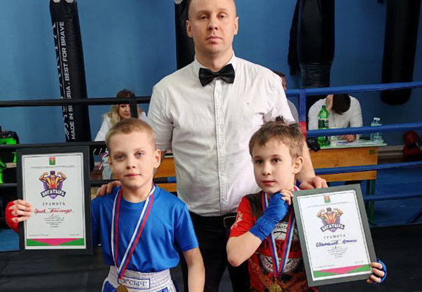 Участники усть-лабинского клуба кикбоксинга «Сыч» успешно выступили на открытом чемпионате Кореновского  района по боксу