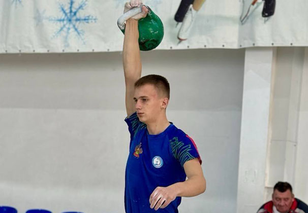 Геннадий Писарев из городской спортшколы «Олимп» стал сильнейшим на чемпионате Краснодарского края по гиревому спорту среди взрослых