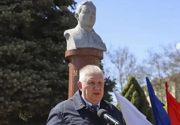 Цветы возложили к бюсту дважды Героя Социалистического Труда, почетного гражданина Усть-Лабинска Михаила Клепикова