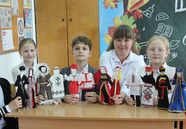 Болговские школьники создали коллекцию кукол народов России
