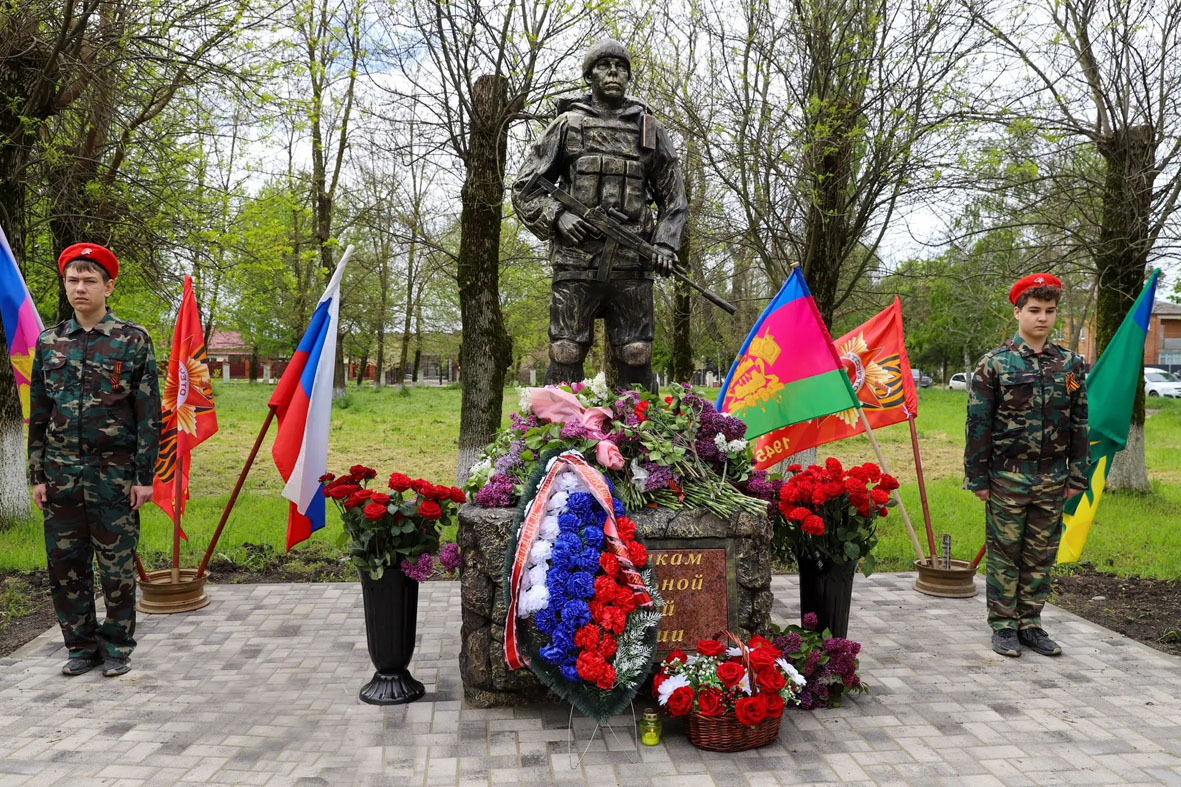 В Восточной открыли памятник участникам спецоперации, погибшим при выполнении боевых задач