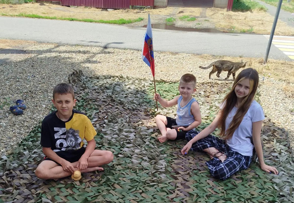 Многодетная семья из Вимовца передала в помощь бойцам СВО очередную маскировочную сеть