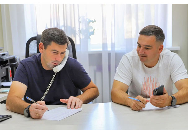 Глава района Станислав Гайнюченко совместно с главой города Романом Переваловым провел прямую телефонную линию