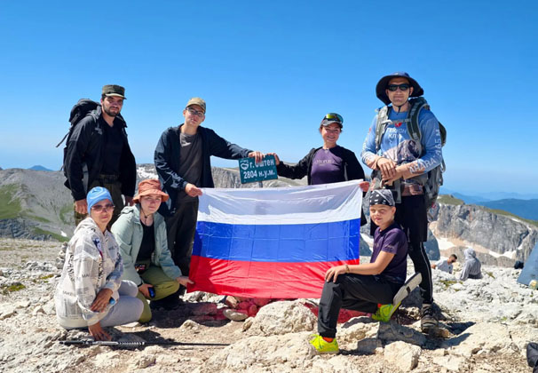 В День Государственного флага Российской Федерации отряд из шестой городской школы совершил восхождение на гору Оштен